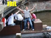 Idiot auf der Bootsfahrt