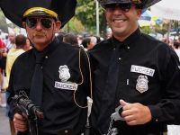 Polizisten mit Riesenhut