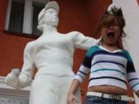Eine Statue greift zu