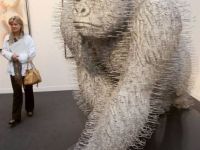 Skulptur aus Kleiderbügeln