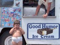 Dickes Kind isst Eis