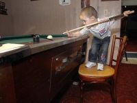 Kleiner spielt Billard