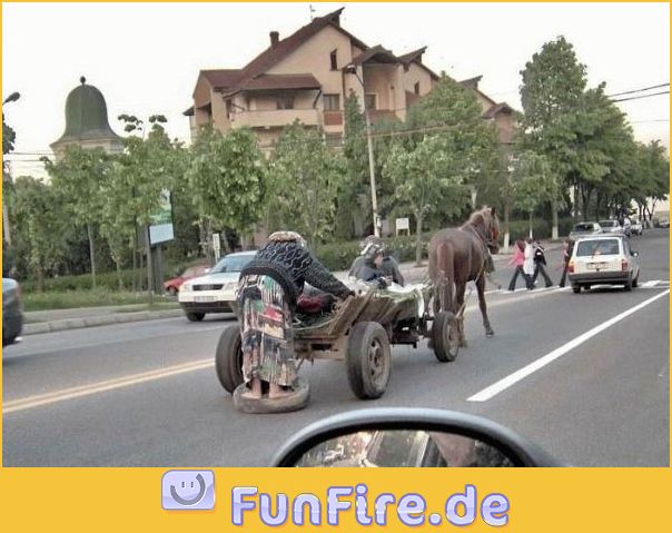 Oma beim Street-Surfing