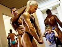 Kleine Bodybuilderin