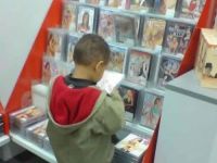 Kinder in der Videothek