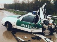 Polizeiwagen geschrottet