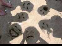 Gesichter im Sand