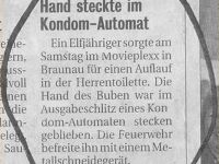 Hand im Kondomautomat