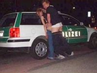Vor dem Polizeiwagen