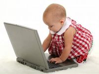 Kind am Laptop