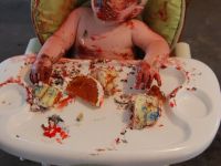 Sein erster Kuchen wird geschlachtet