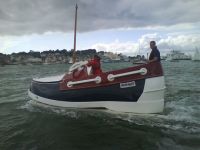 Mit dem Schuh auf dem Wasser