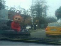 Teletubby im Auto