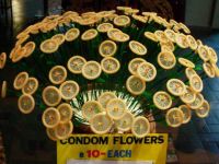 Blumen aus Kondomen