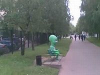 Alien im Park