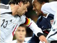 Ballack beim Affen spielen