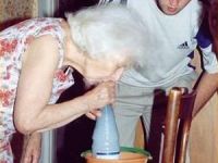 oma kifft mit