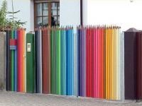 bunter Bundstift-Zaun