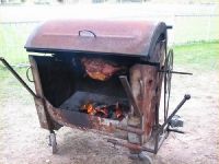 Grill in einer Mülltonne