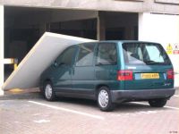 Auto und Wand