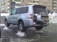 Schneeschaufeln auf dem Parkplatz