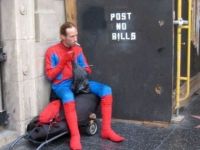 Spiderman macht eine Raucherpause