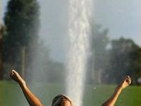 Frau am Springbrunnen