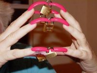 Riesige Fingernägel