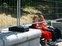 Hinter Gitter