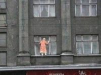 Oma am Fenster