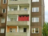 83 Kisten Bier auf dem Balkon.