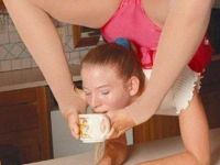 Gelenkige Frau hat Durst