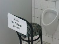 Bitte im Sitzen pinkeln