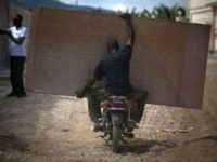 Plattentransport auf einem Motorrad