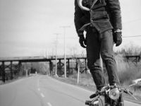 Stehend auf dem Motorrad