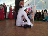 Junge ist müde auf Hochzeit