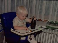 Kind mit Bierflasche