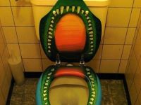 bissige Toilette