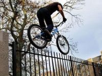 Fahrradfahren auf Zaun