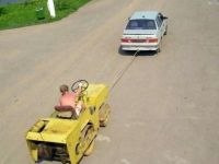 Walze gegen Auto