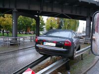Audi parkt ein