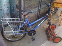 Fahrrad und Rasenmäher