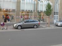 Unter der Absperrung geparkt