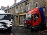 LKW zwischen zwei Häusern